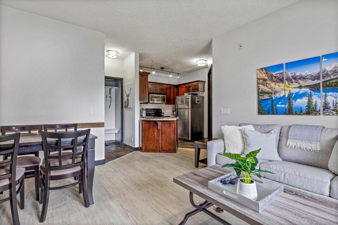 Outstanding Mountain Condo Waterslide And Hot Tub Managed By Little Sister Getaways Canmore Esterno foto