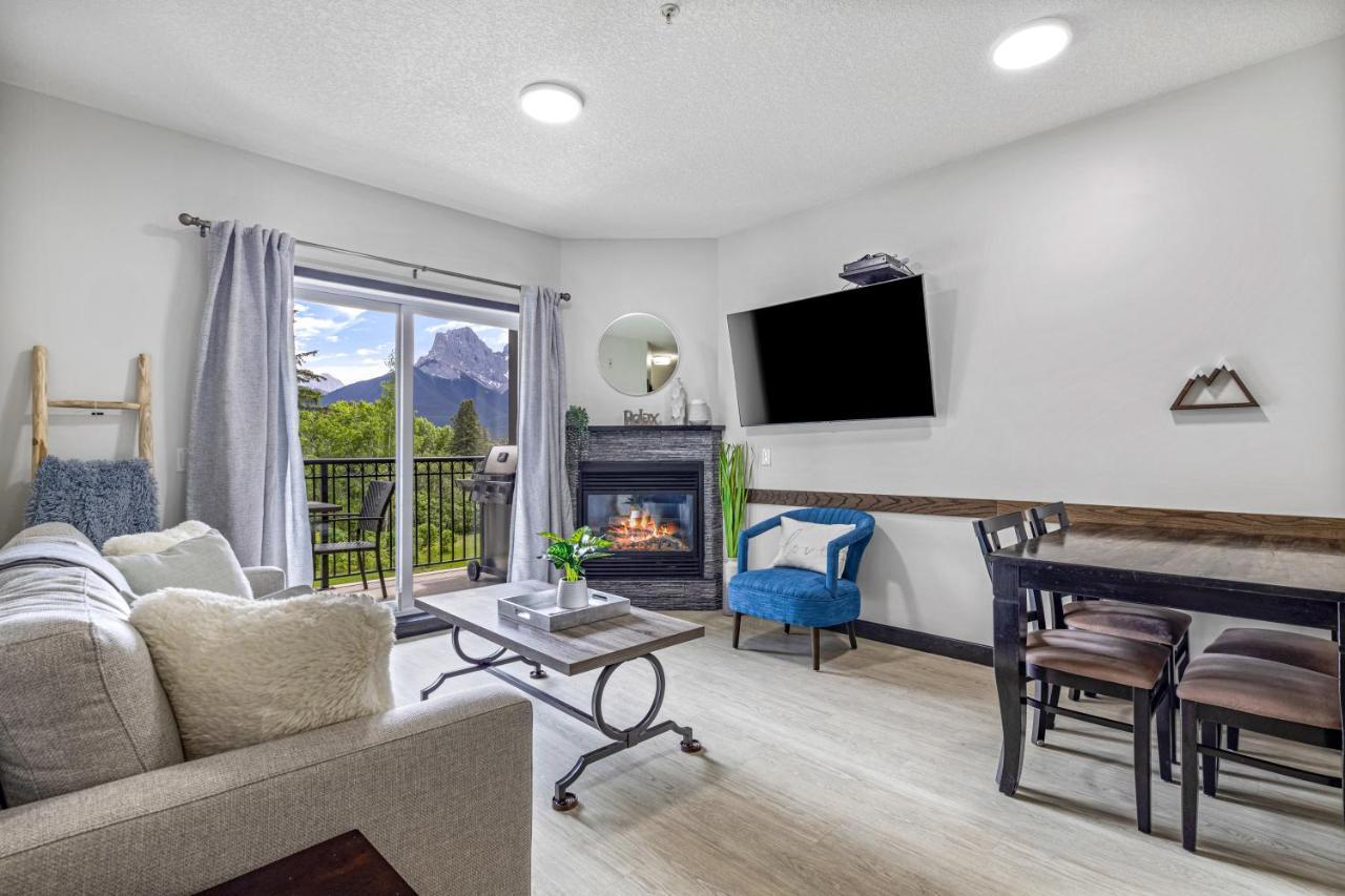 Outstanding Mountain Condo Waterslide And Hot Tub Managed By Little Sister Getaways Canmore Esterno foto
