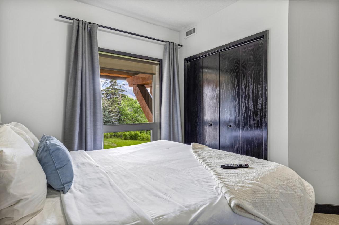 Outstanding Mountain Condo Waterslide And Hot Tub Managed By Little Sister Getaways Canmore Esterno foto