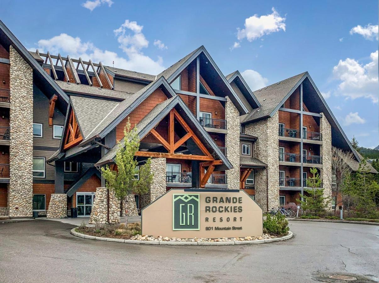 Outstanding Mountain Condo *Waterslide* Hottub* Hosted By Fenwick Vacation Rentals Canmore Esterno foto