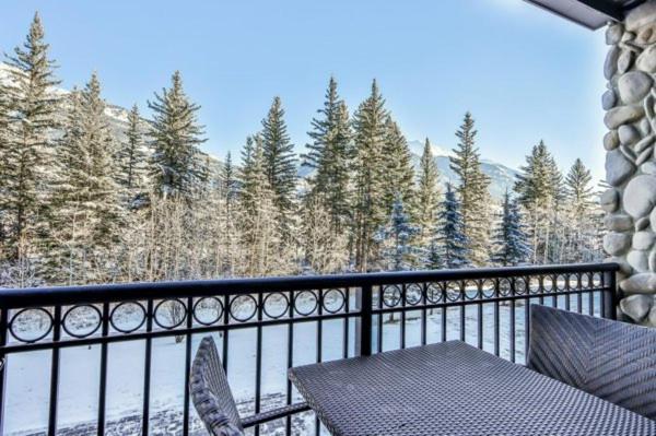 Outstanding Mountain Condo *Waterslide* Hottub* Hosted By Fenwick Vacation Rentals Canmore Esterno foto