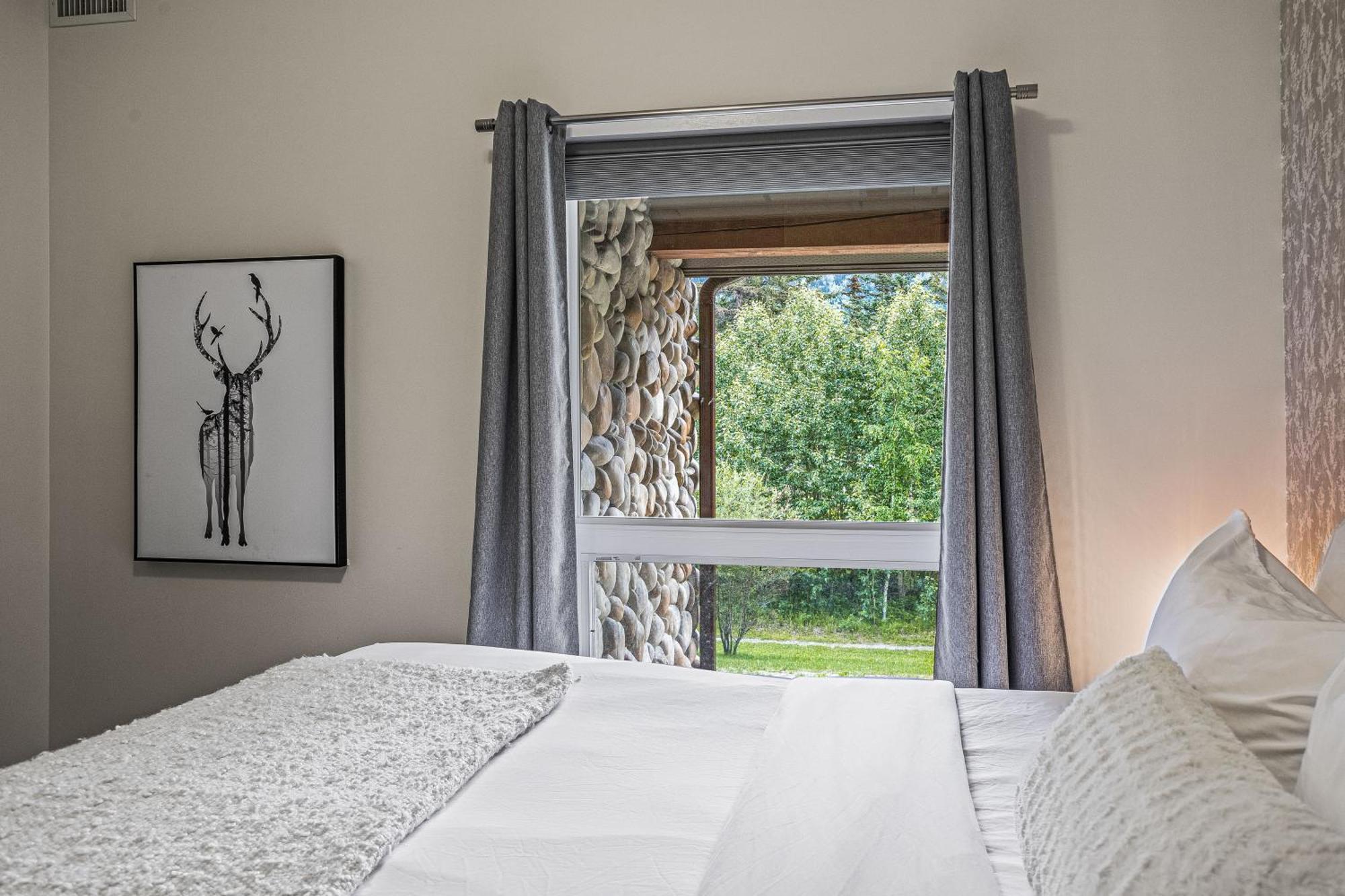 Outstanding Mountain Condo Waterslide And Hot Tub Managed By Little Sister Getaways Canmore Esterno foto