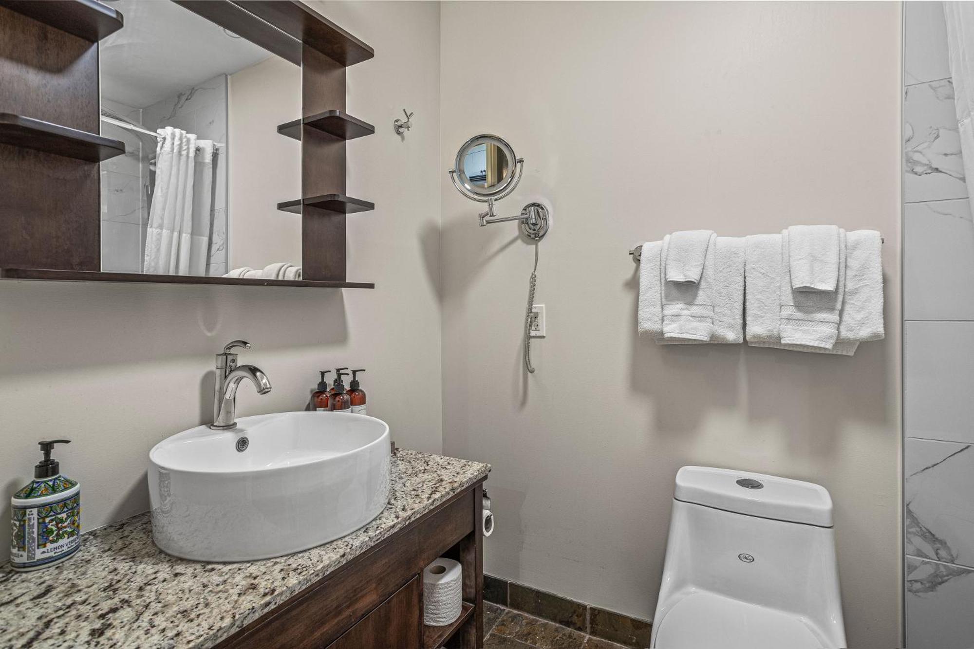 Outstanding Mountain Condo Waterslide And Hot Tub Managed By Little Sister Getaways Canmore Esterno foto