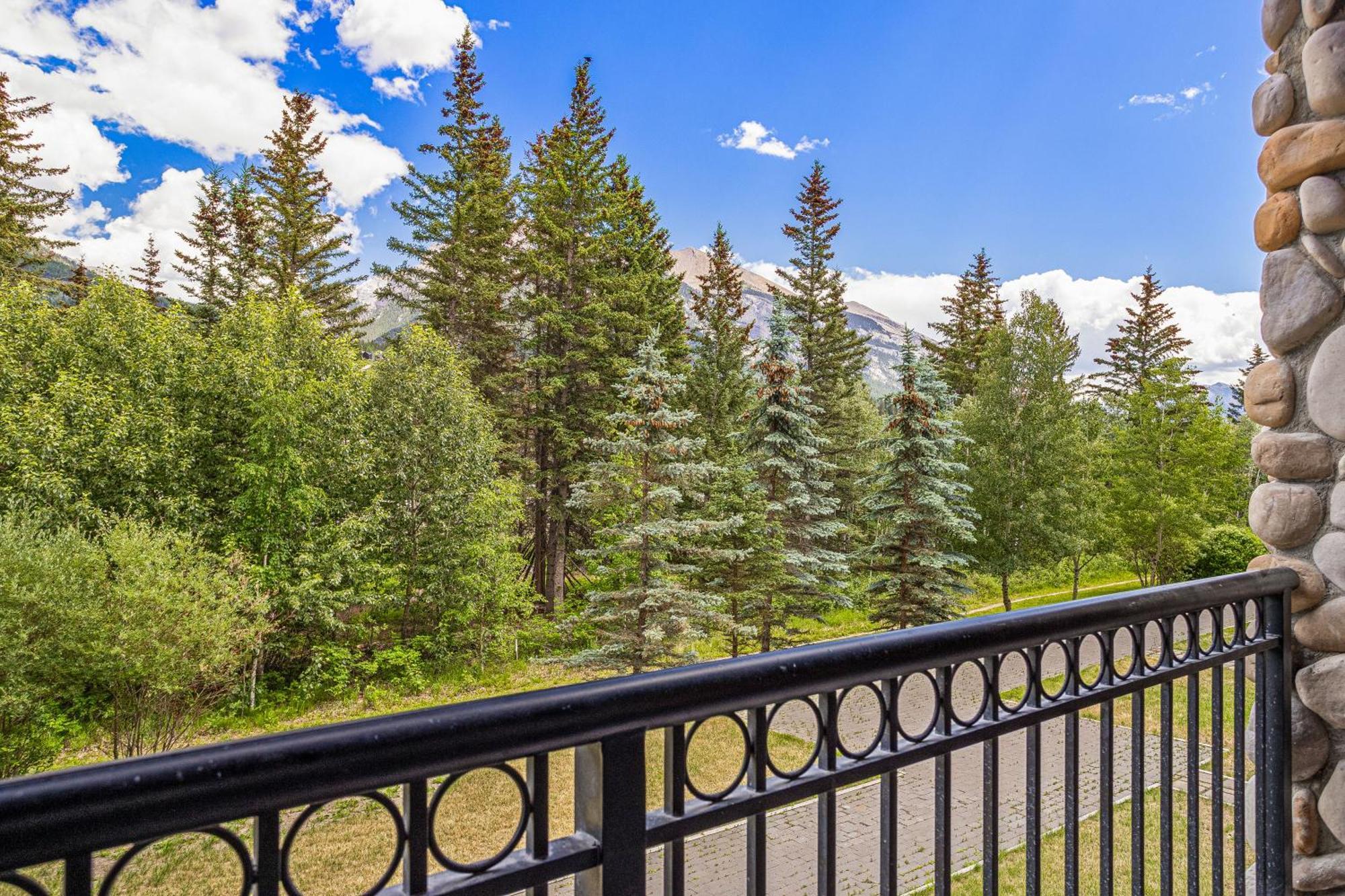 Outstanding Mountain Condo *Waterslide* Hottub* Hosted By Fenwick Vacation Rentals Canmore Esterno foto