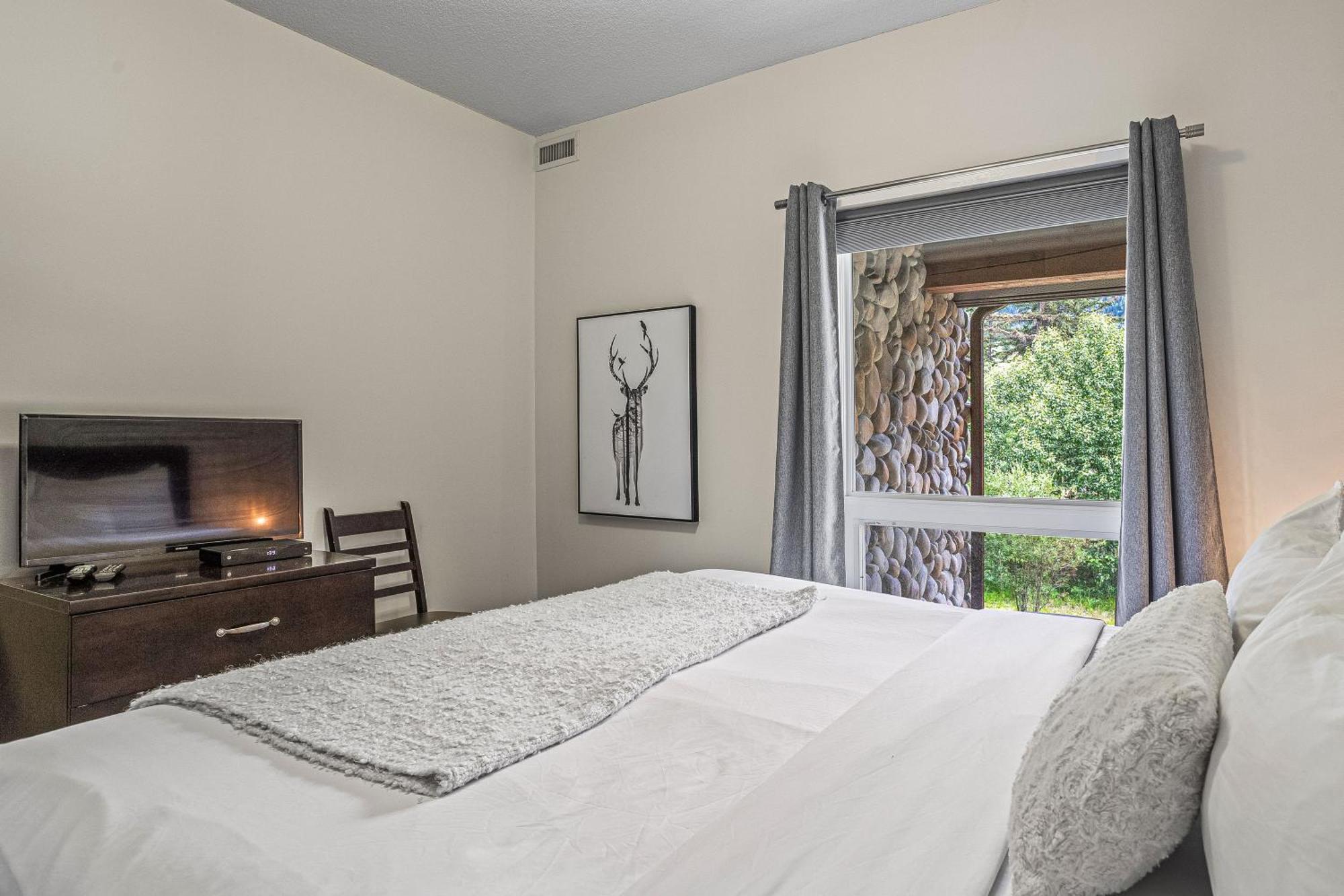 Outstanding Mountain Condo Waterslide And Hot Tub Managed By Little Sister Getaways Canmore Esterno foto