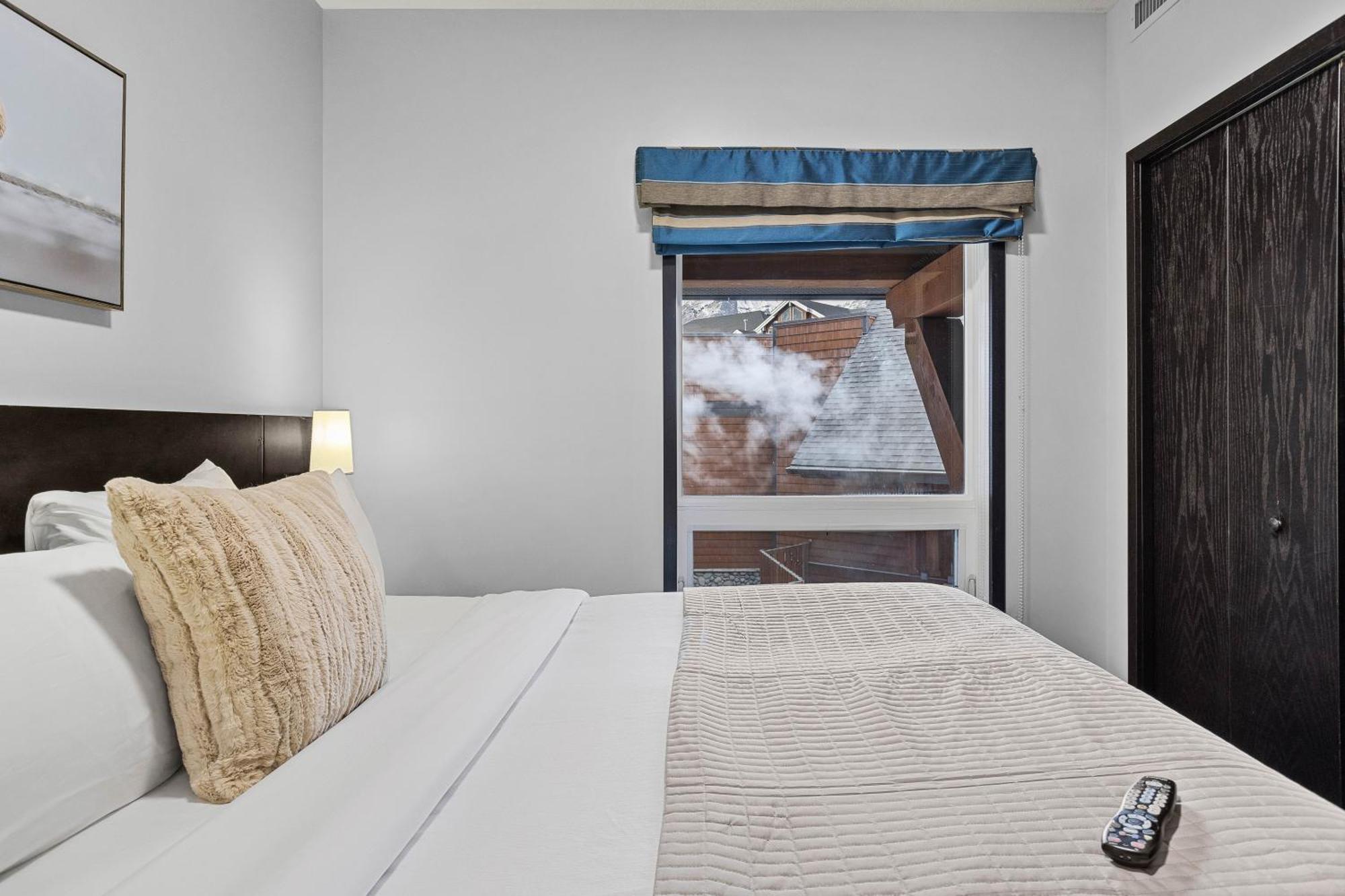 Outstanding Mountain Condo Waterslide And Hot Tub Managed By Little Sister Getaways Canmore Esterno foto